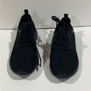 Gears all black sneakers